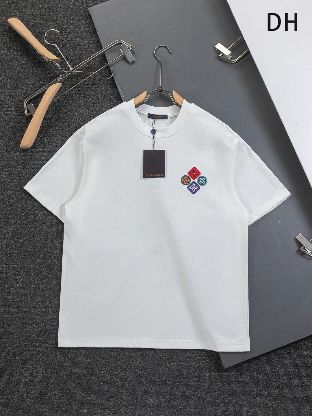 🅿️190 Louis Vuitton 1V LV lv micro-wide version S-XL LV 26ss new products are available at the counter simultaneously. Multiple craftsmanship. Colorful 🍀four-leaf clover🪡embroidery on the chest. Straight color four-leaf clover🍀🪡embroidered logo on the back. Round neck short-sleeved T-shirt, same style for men and women! Consigned to one-to-one creation. Synchronized with the official website, pure cotton fabrics at the counter! It is close to the skin and comfortable, durable and easy to wear. It has a classic and simple logo design and meticulous original craftsmanship. Short-sleeves, a must-have item for men, do not appear to be the same for the general public, but must be unique and eye-catching. This LV short-sleeve is all about quality, comfort, the same shape and fashion as always, including fabrics and cutting techniques. All of them have been made with great effort! 320 grams of washed pure cotton fabric, pure cotton is breathable, very refreshing and comfortable for daily wear. The rib knitting on the neckline is smooth and tight, and the neckline will not be skewed if you toss it at will. The loose version, you will find that it looks really good on the upper body. The overall is minimalist and neat, super versatile for daily use! Pair it casually with a pair of pants for a youthful look. A T-shirt will make your outfit crazy. It is a fashionable item that can never go wrong! Color: Black White Size: S-XL Size chart: S: Shoulder width 50-Bust 56-Length 70 M: Shoulder width 52-Bust 57-Length 72 L: Shoulder width 54-Bust 59-Length 74 XL: Shoulder width 56-Bust 62-Length 76